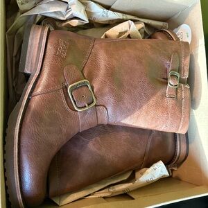 FRYE AND CO. Walnut Leather Boots